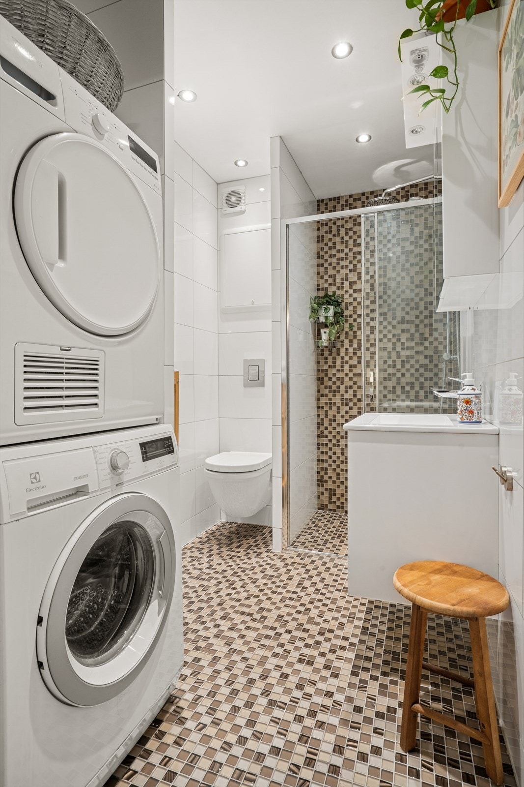 Delikat, flislagt bad med downlights i himling Galleribilde