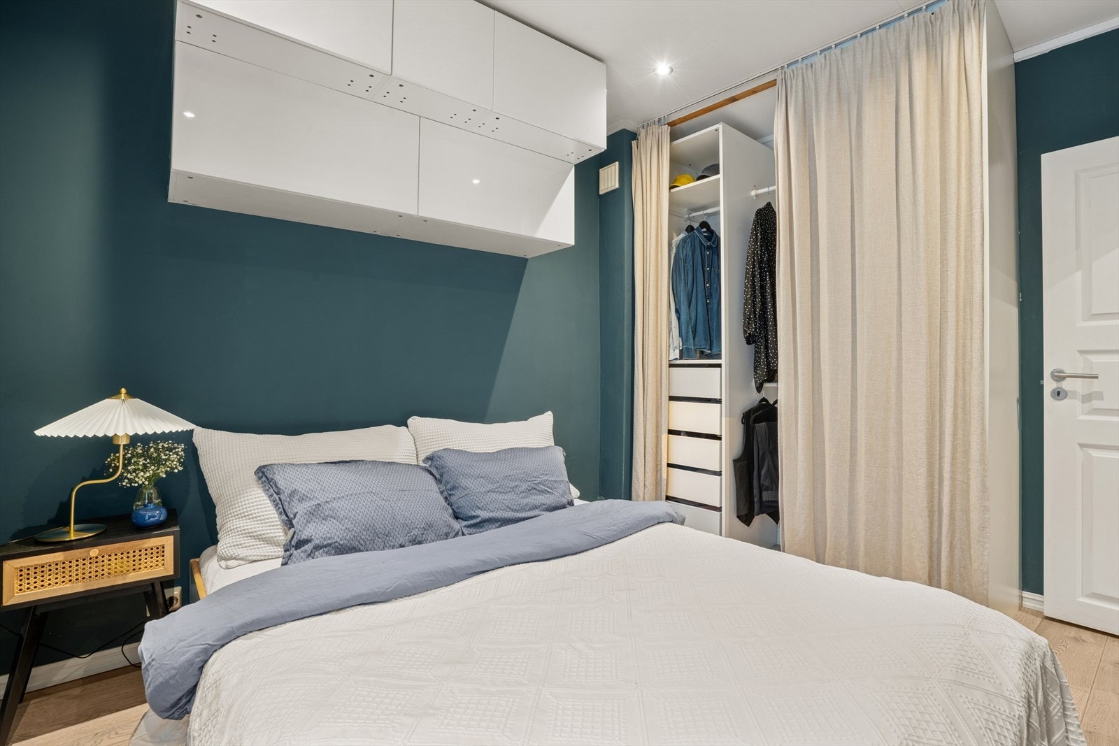 Rommet har godt med oppbevaringsplass i garderobeskap og vegghengte skap Galleribilde