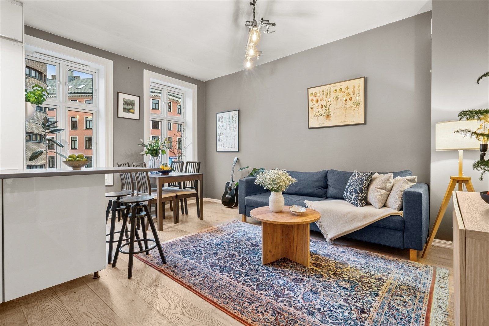 Store vinduer fra 2024 slipper inn godt med naturlig lys Galleribilde