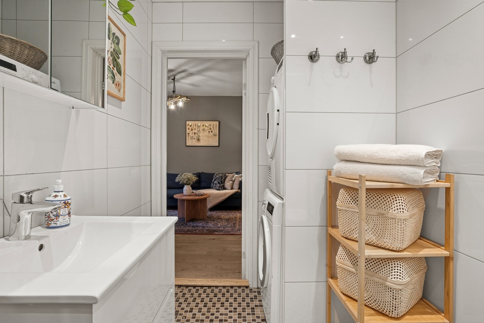 Opplegg for vaskemaskin og tørketrommel i praktisk vaskesøyle Galleribilde