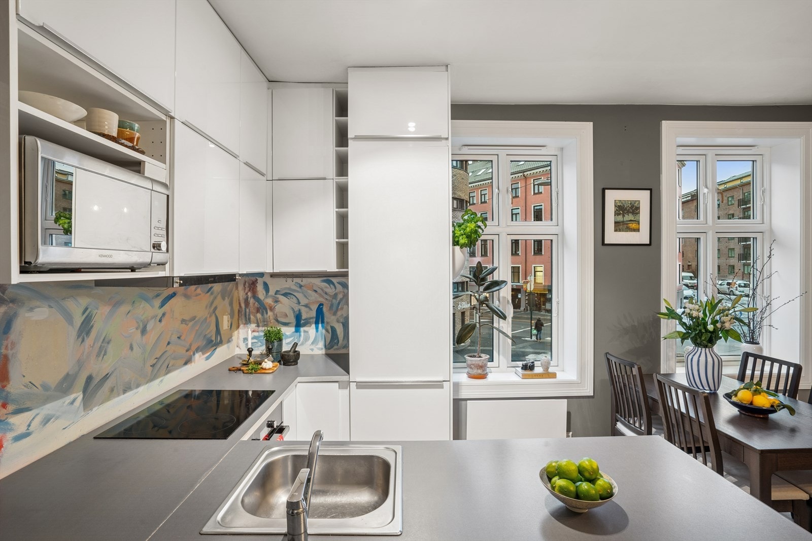 Kjøkkenet har rikelig med skap- og benkeplass og passer perfekt for deg som er glad i å lage mat Galleribilde