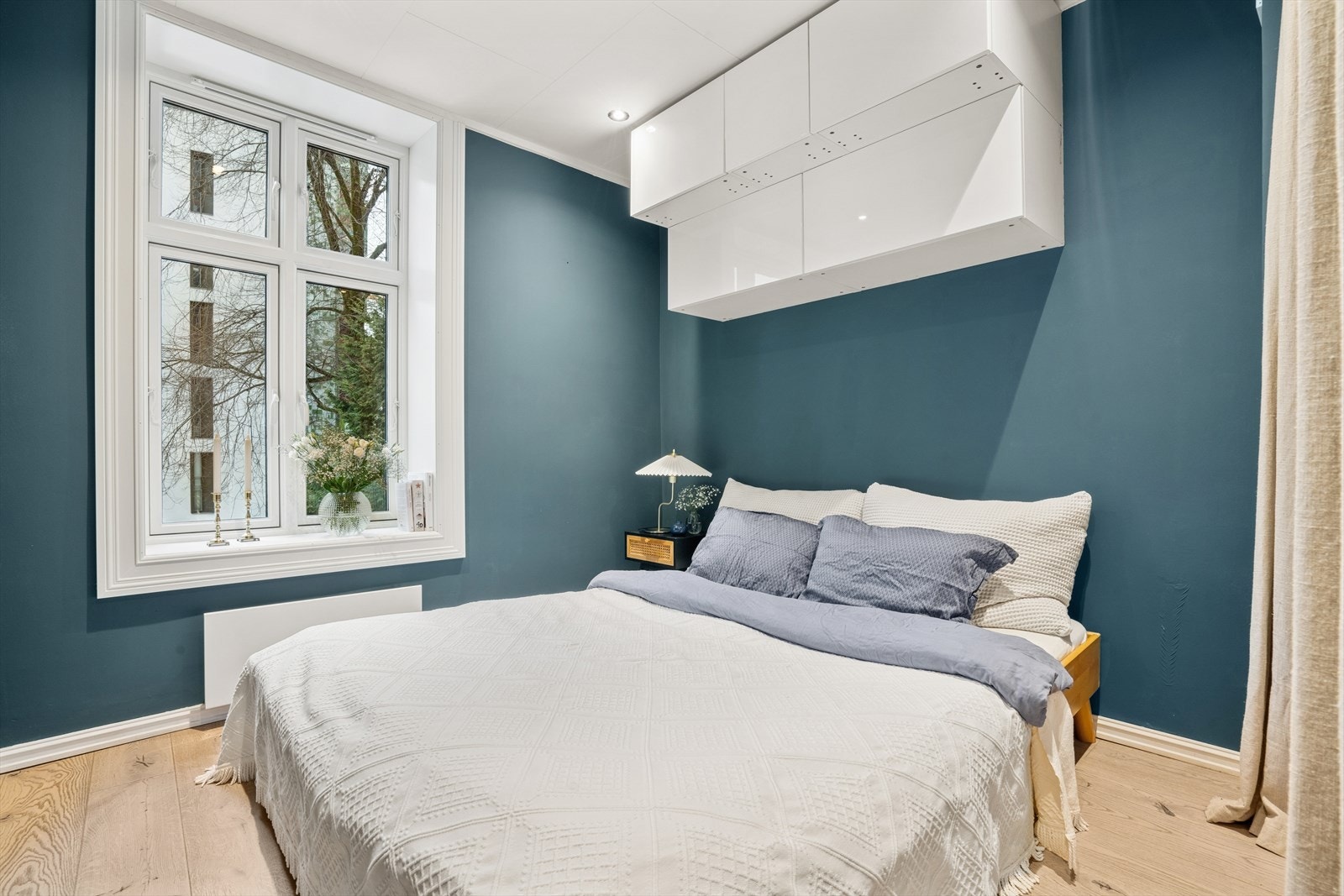 Hovedsoverommet vender ut mot rolig bakgård og har plass til dobbeltseng, nattbord og oppbevaring Galleribilde