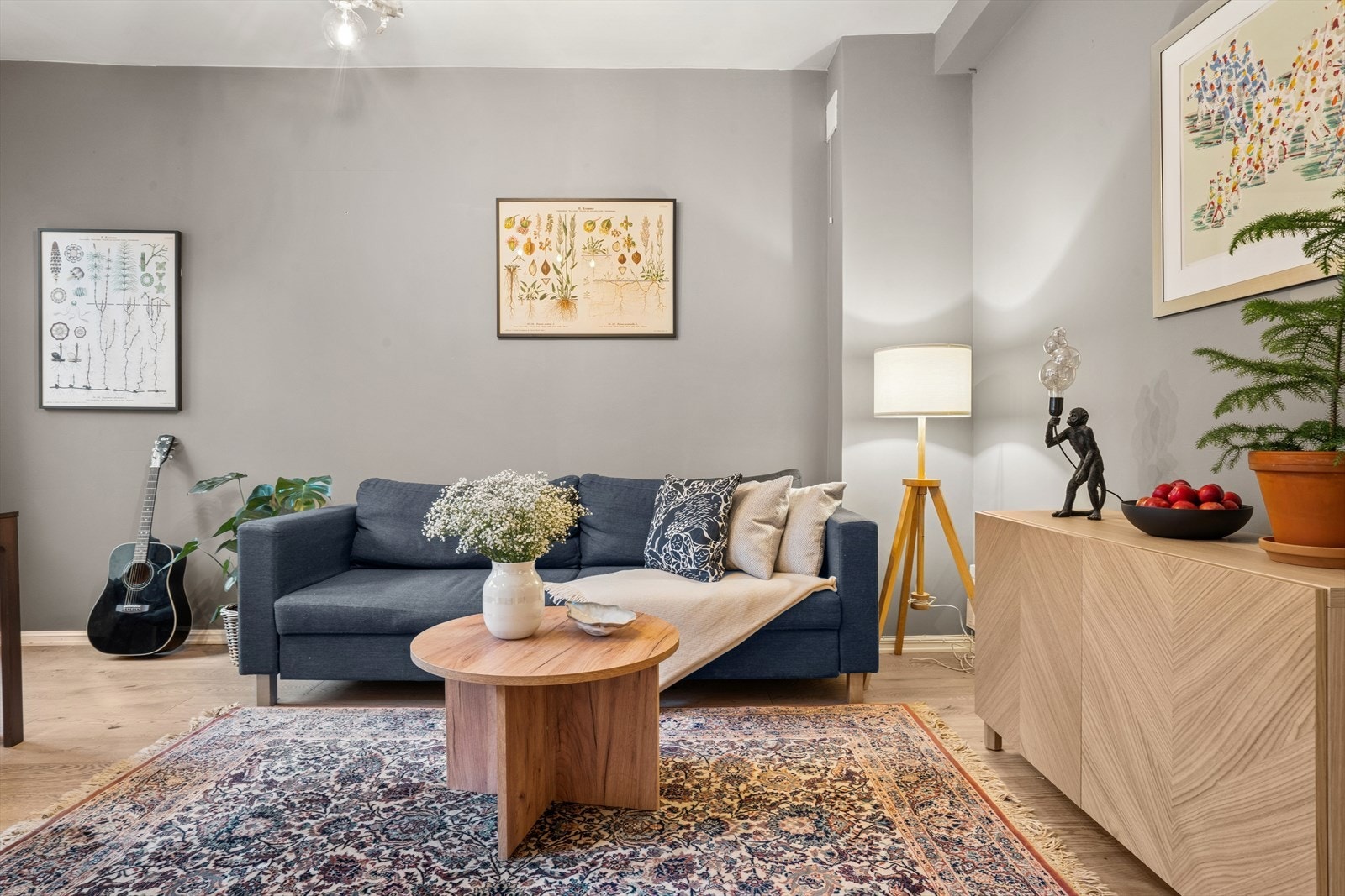 Rommet føles innbydende og komfortabelt, perfekt for både sosiale sammenkomster og rolige kvelder hjemme Galleribilde