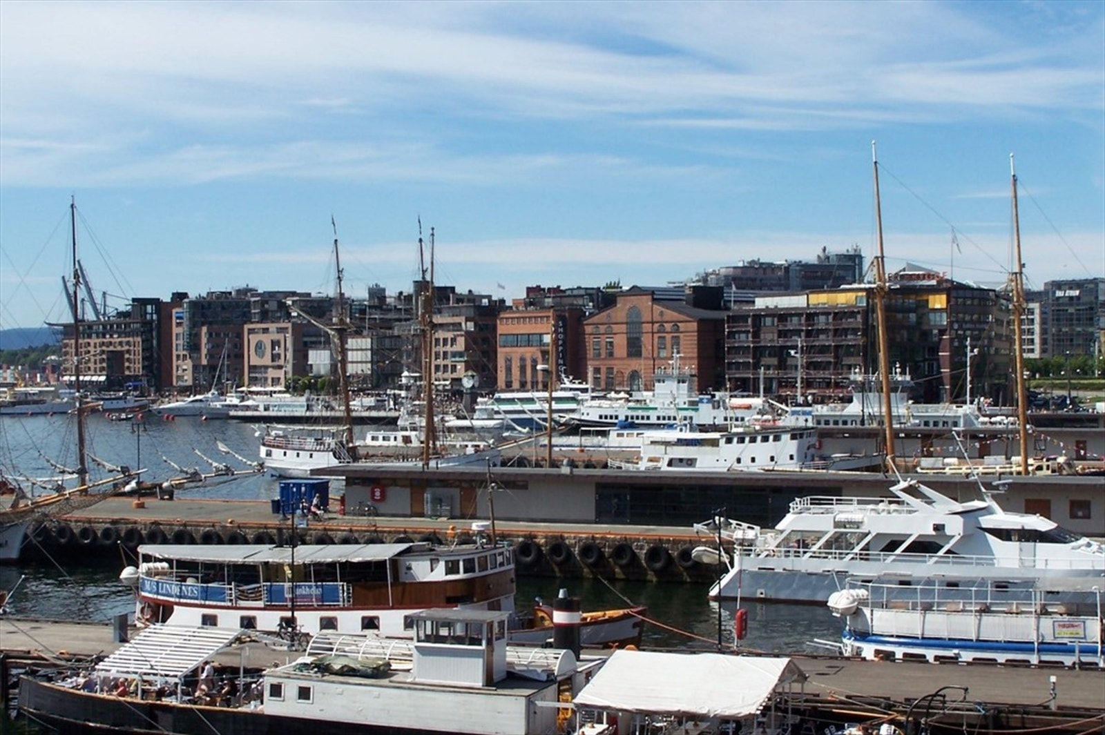 Aker Brygge med utallige spisesteder og butikker Galleribilde