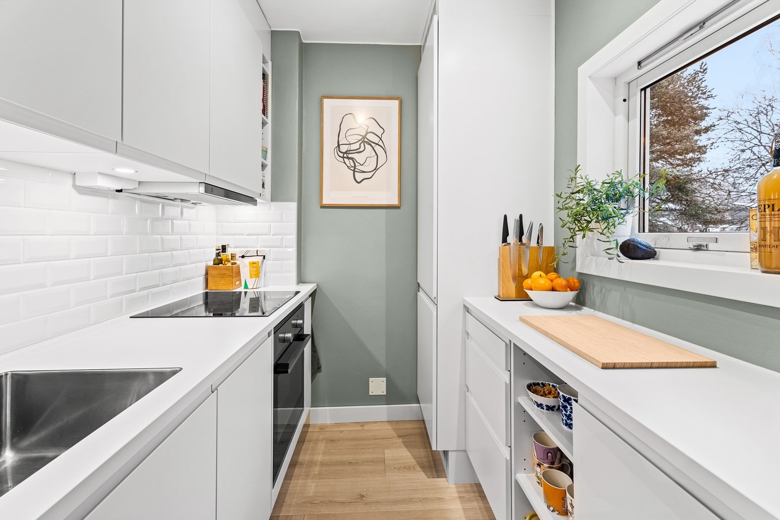 Moderne og velutstyrt kjøkkeninnredning fra HTH med massevis av skap- og benkeplass. Galleribilde