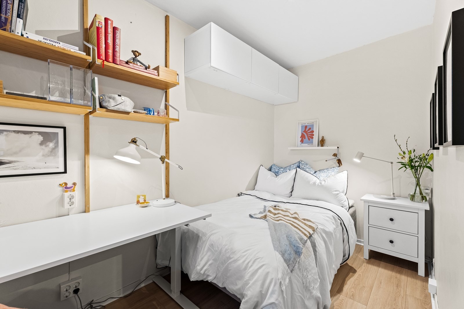 Lunt og romslig soverom med god plass til stor dobbeltseng, nattbord og hjemmekontor/garderobeskap. Galleribilde