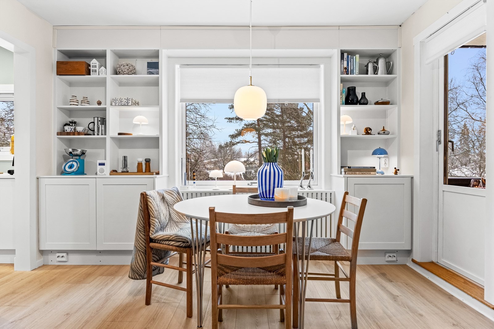 Innebygde skap gir rom for lagring. Galleribilde