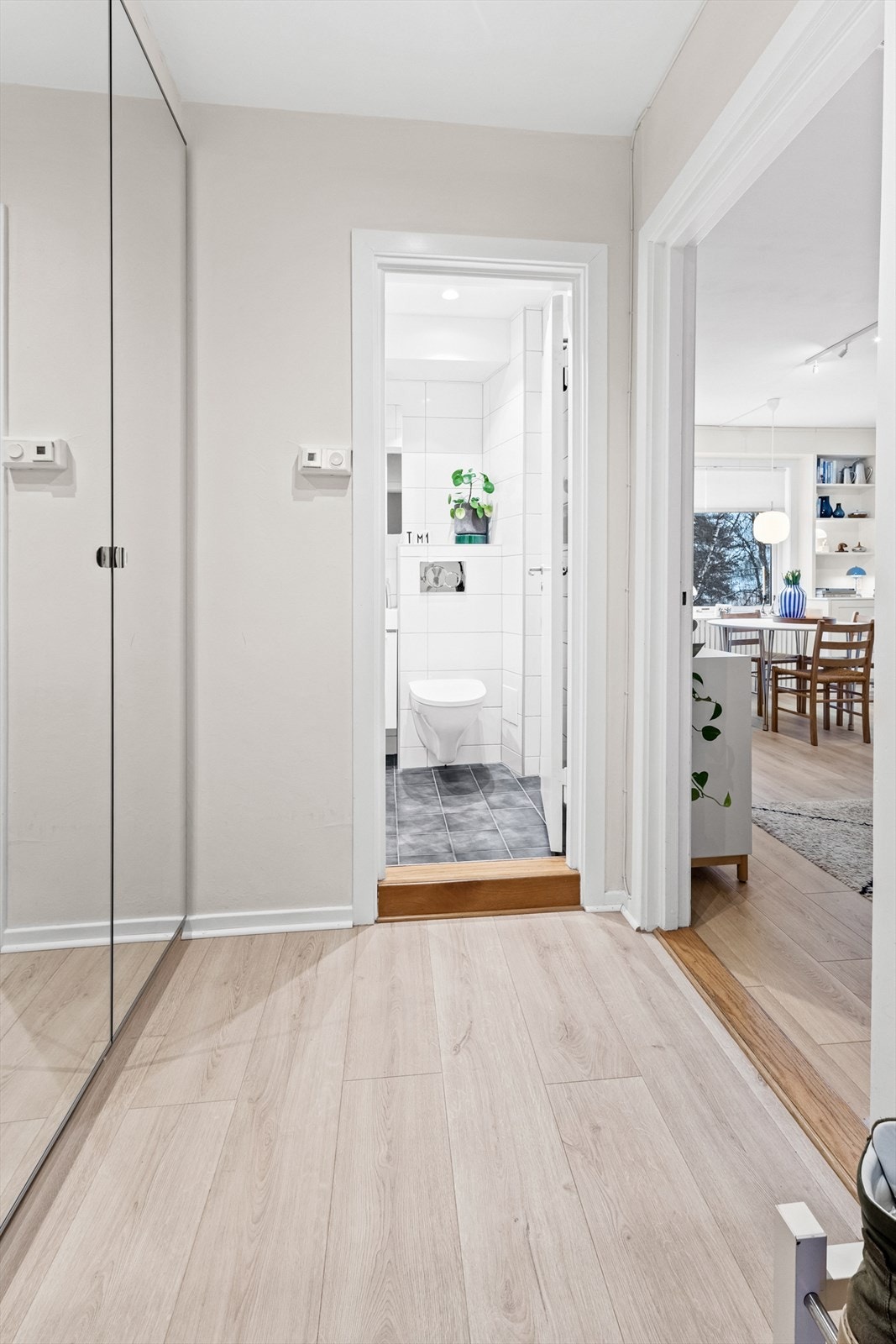 I entréen er det god plass til å henge fra seg ytterjakker og sko. I tillegg er det også installert to store garderobeskap i entré. Galleribilde