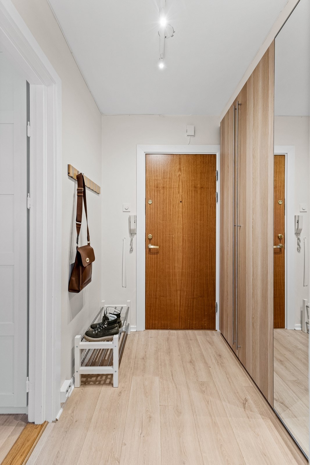 Det er godt med lagringsplass i hele leiligheten. I tillegg disponerer boligen to eksterne boder på ca. 2 m². Dørcalling. Galleribilde