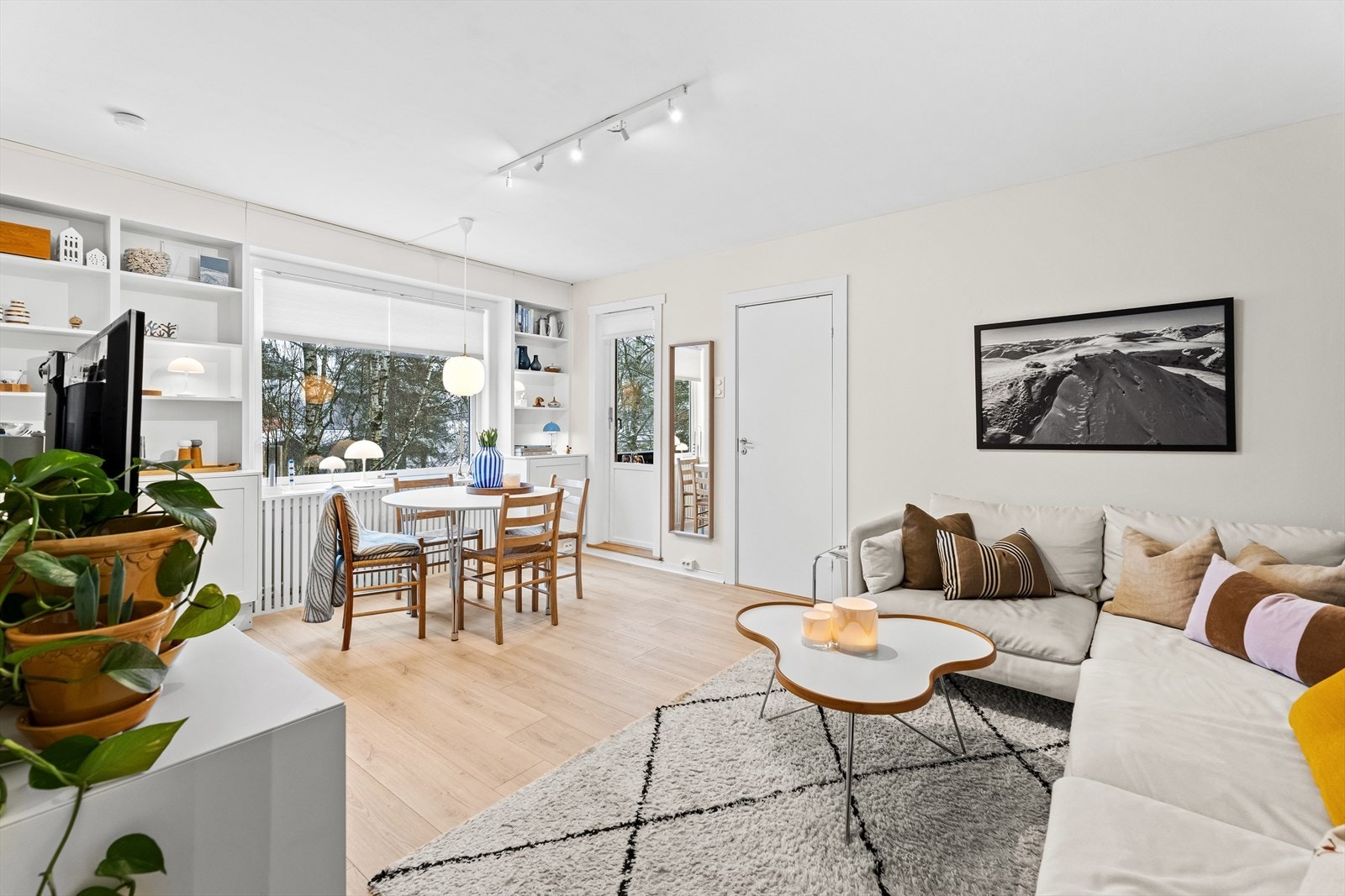 I stuen er det god plass til sofa med tilhørende medie- og oppbevaringsmøblement samt romslig spisebord. Galleribilde