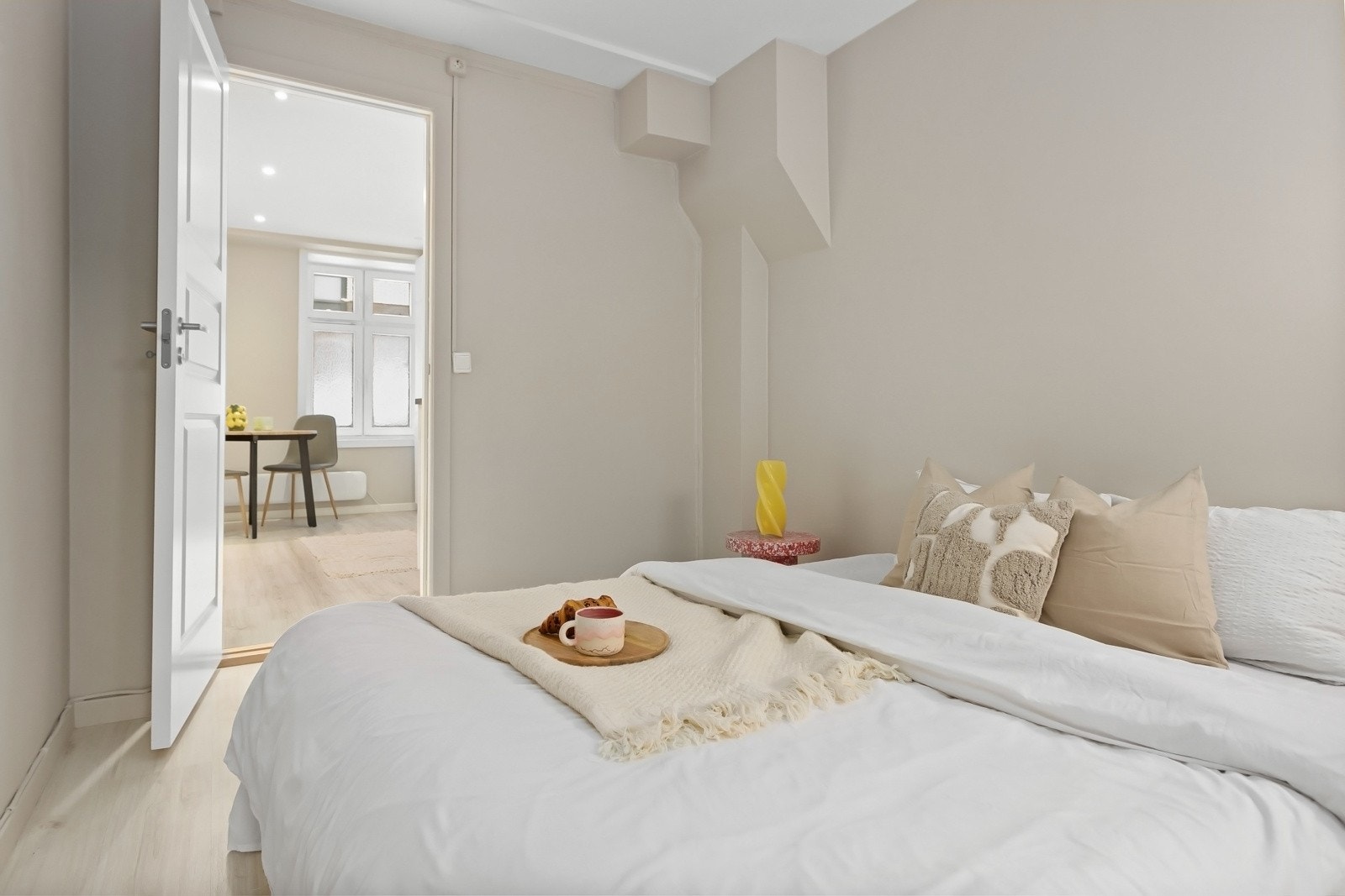 Plass for seng og garderobeløsninger Galleribilde