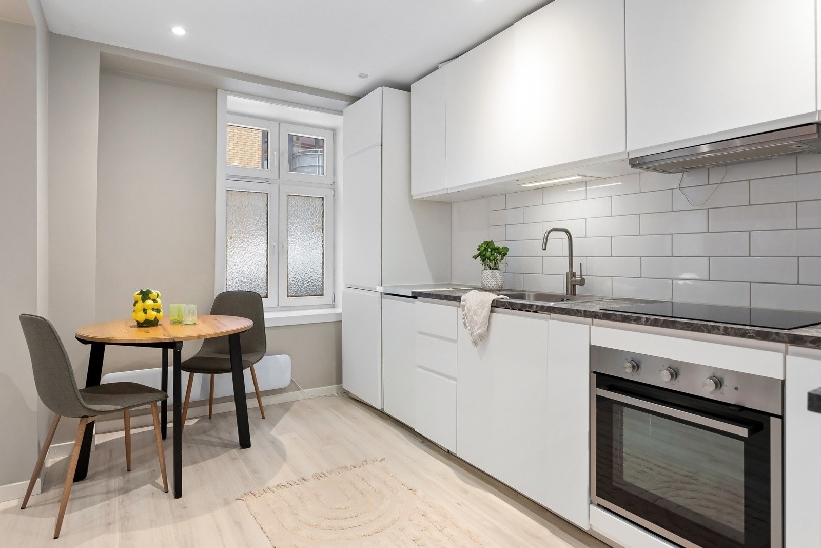 Oppvaskmaskin, kjøleskap m/fryser, komfyr og platetopp integrert Galleribilde