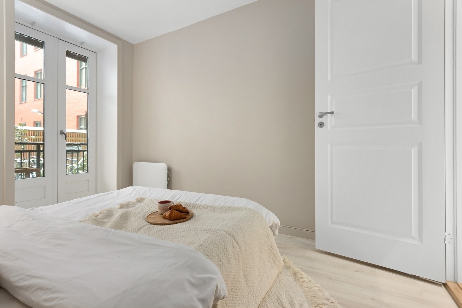 Soverommet vender mot rolig bakgård Galleribilde