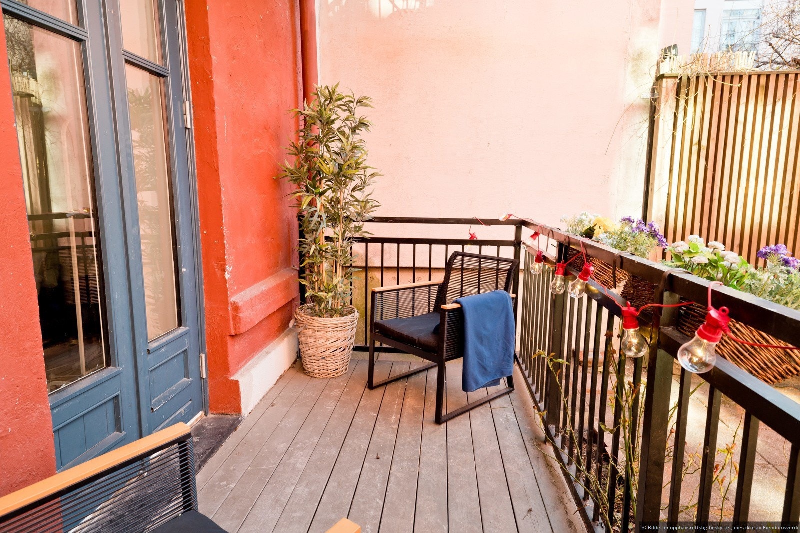 Sydvendt balkong mot bakgård Galleribilde