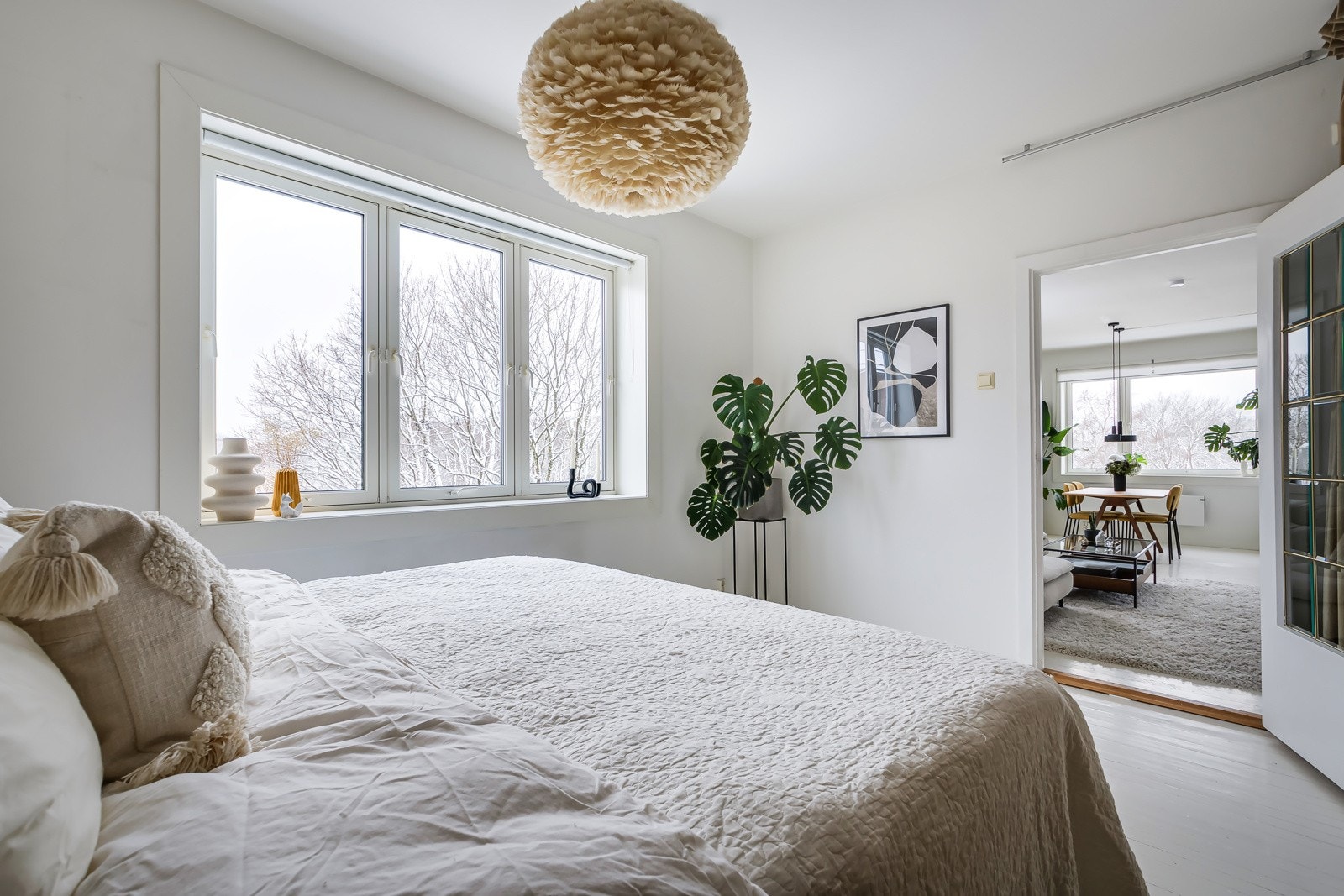 Stor vindusflate som slipper inn rikelig med lys, samtidig som det er lite innsyn. Vinduet vender mot syd og det er i dette rommet du møter de første solstrålene fra tidlig morgen. (Montert rullegardin i vindu). Galleribilde