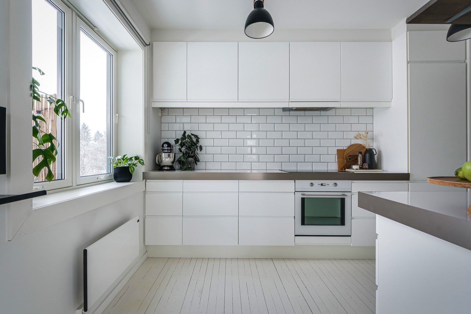 God standard med lysmalte, orginale og glatte overflater også i dette rommet. Galleribilde