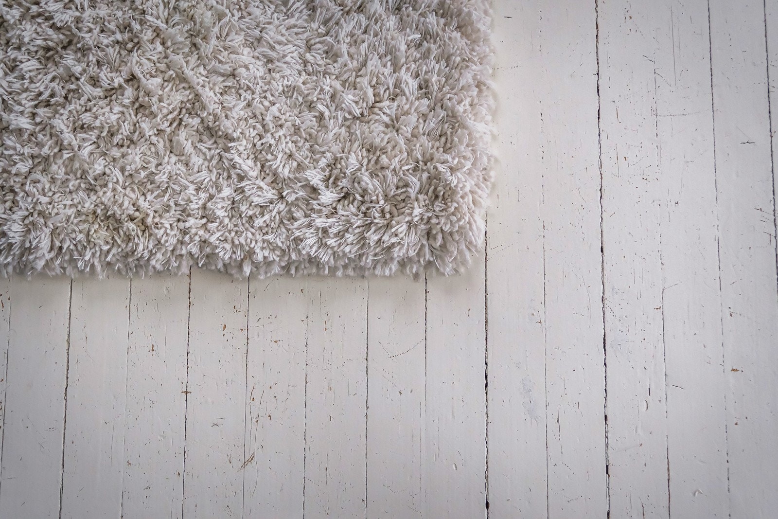 God standard med sjarmerende originalt tregulv (lysmalt) og glatte lysmalte overflater i kombinasjon med sort kontrastvegg. Galleribilde