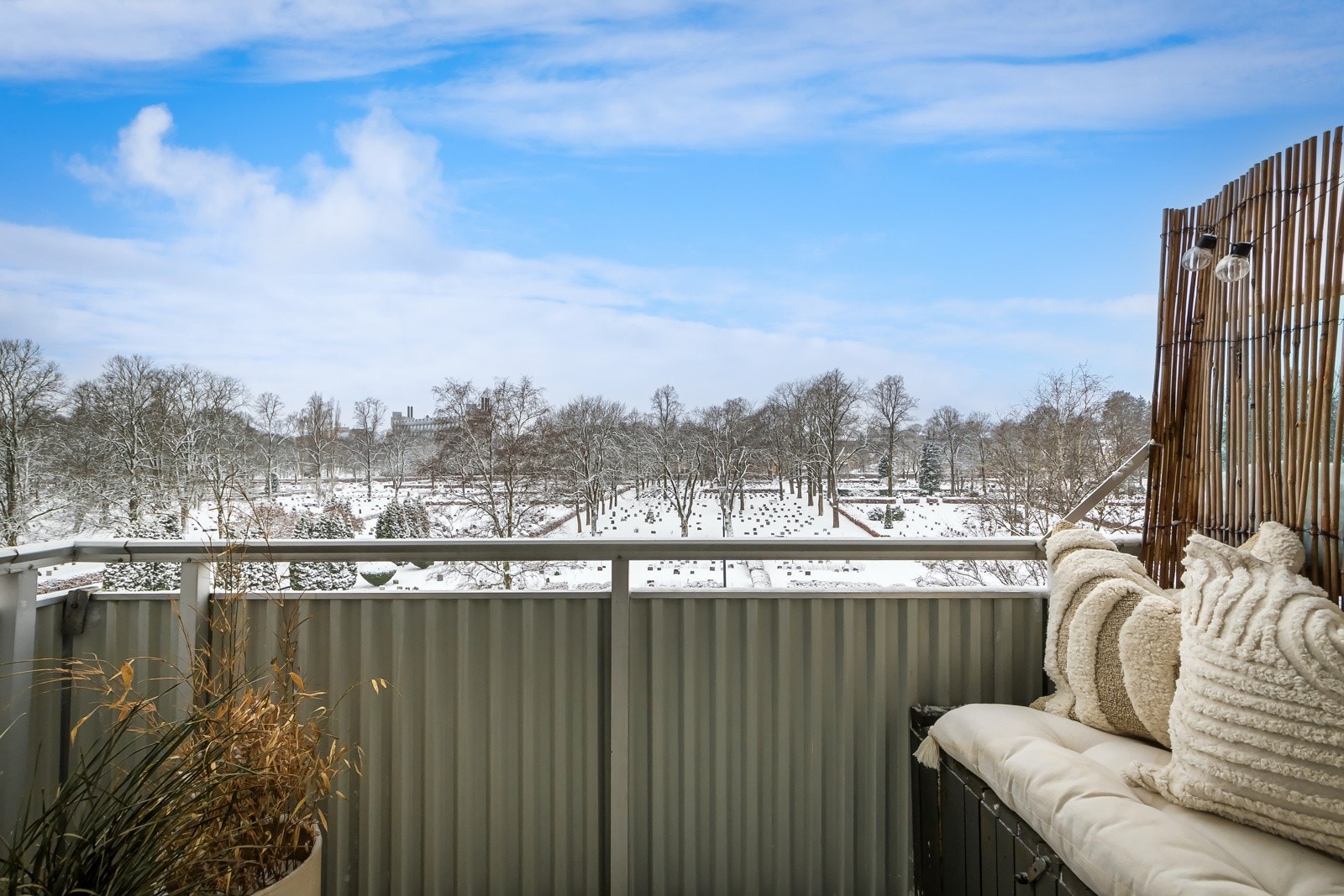Den er overbygget og har plass til sittegruppe etter eget ønske og behov. Det er tillatt med både gass- og elektrisk grill på balkongen. Galleribilde