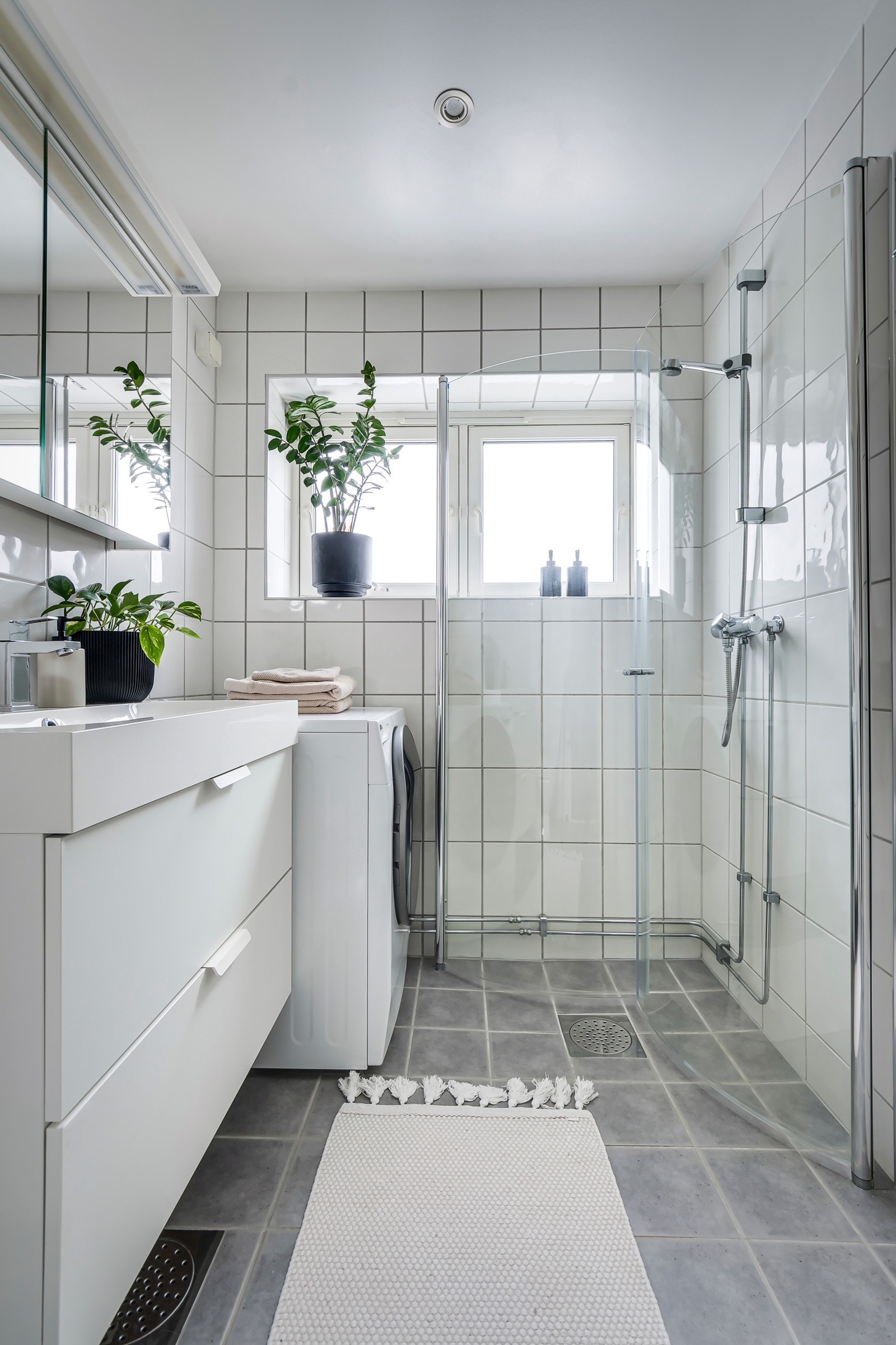 Luksus med vindu som slipper inn deilig dagslys og gir ekstra luftemuligheter på badet. Galleribilde