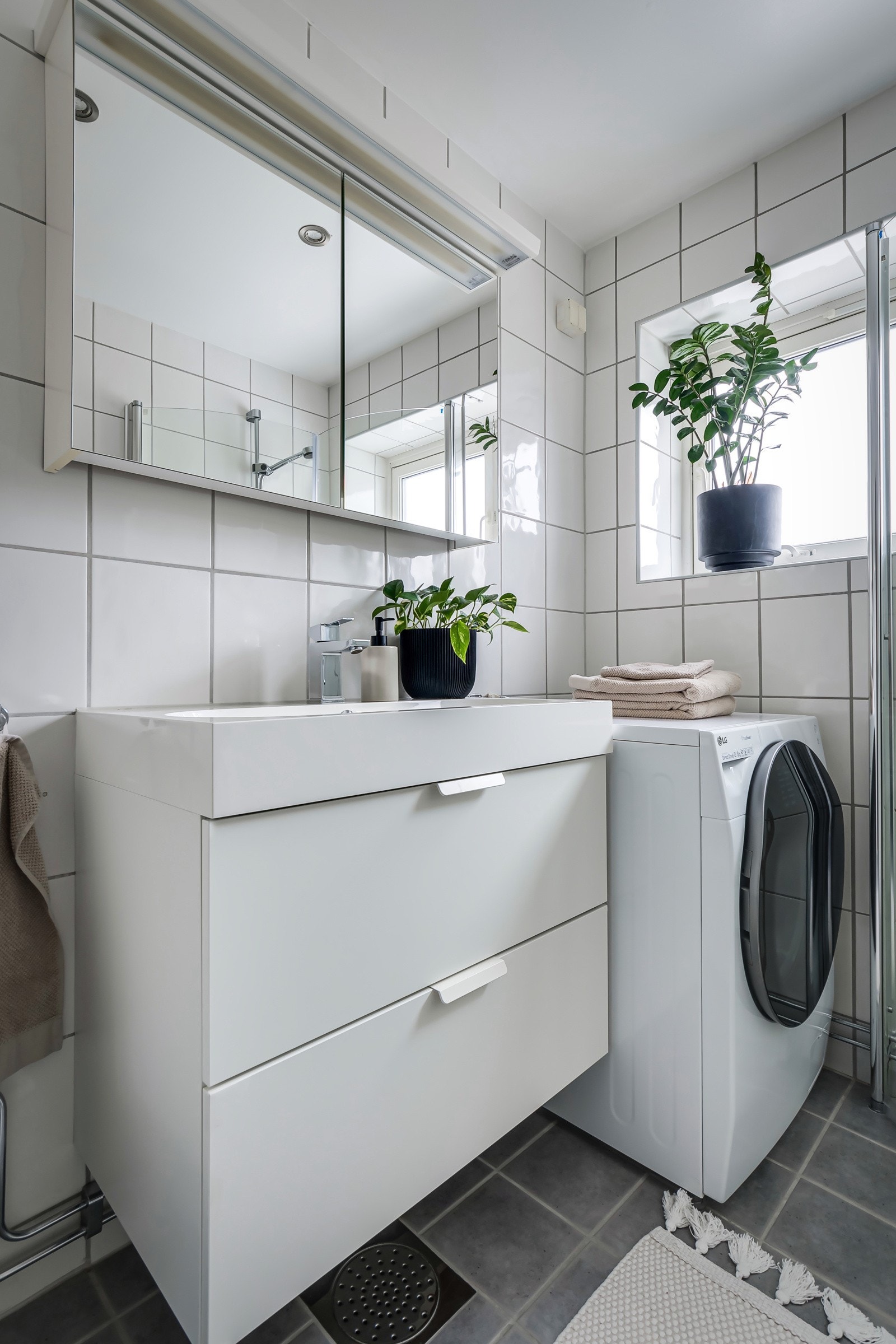 Plass og opplegg for vaskemaskin og tørketrommel over om ønskelig. Galleribilde