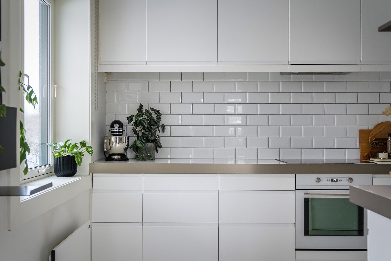 Du har god skap- og benkeplass i moderne kjøkkeninnredning med hvite fronter og lys laminat benkeplate. Galleribilde