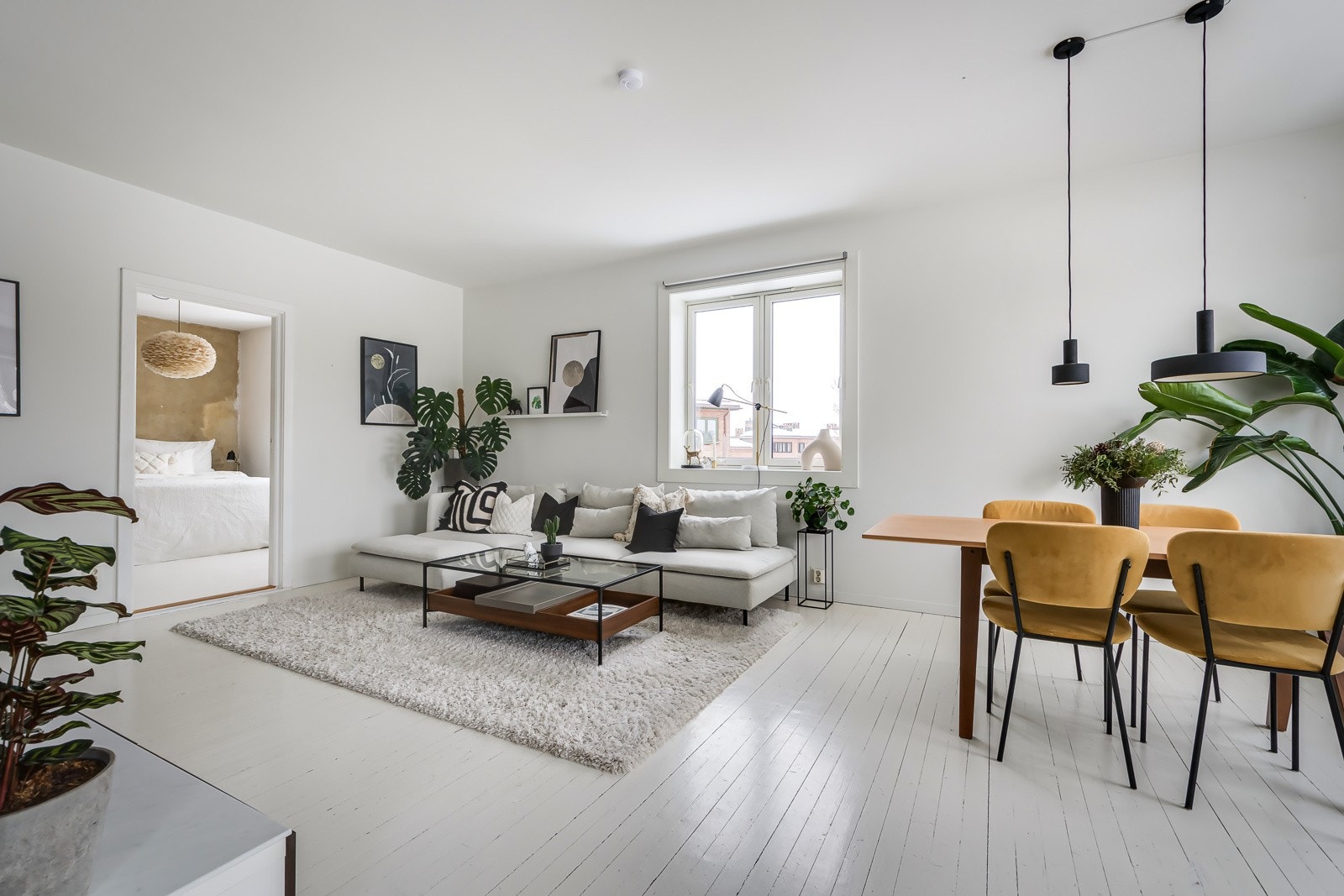 Stuen er romslig med god plass til både sofagruppe med salongbord, mediemøblement og et stort spisebord. Galleribilde