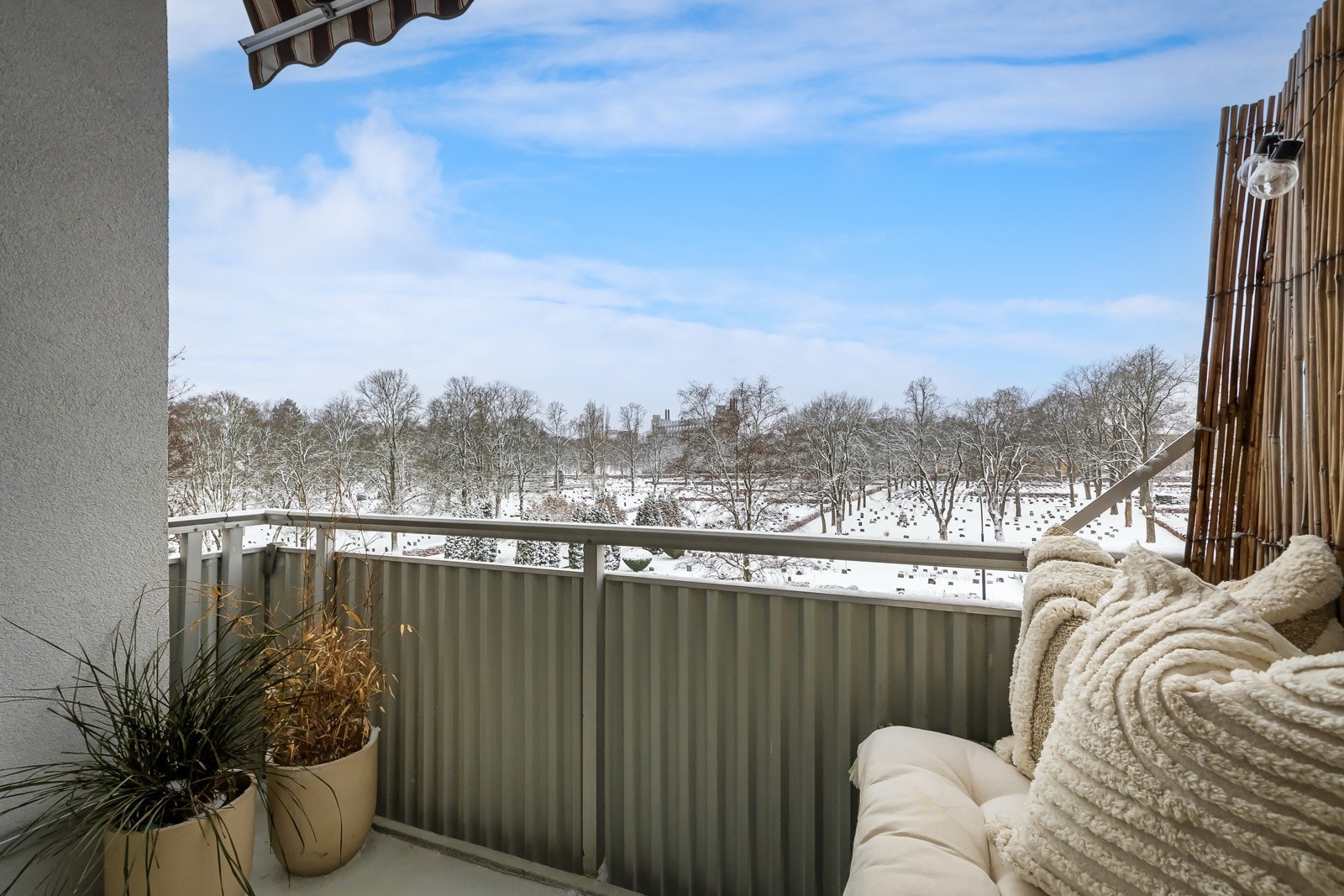 Beliggenheten mot vest sørger for svært gode solforhold allerede fra ca. 14:00 og med sol helt til solnedgang. Markise. Galleribilde