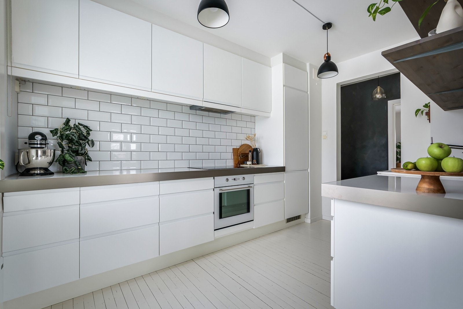 Kjøkkenet er utstyrt med medfølgende integrerte hvitevarer som ekstra bred induksjonstopp, stekeovn, oppvaskmaskin og kjøleskap m/fryser samt avtrekksvifte. Galleribilde