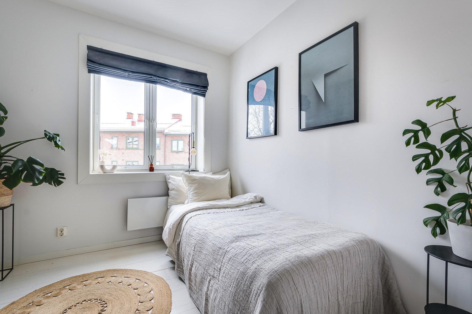 På soverommet har du plass til seng, kontorpult og kommoder etter eget ønske og behov. Galleribilde