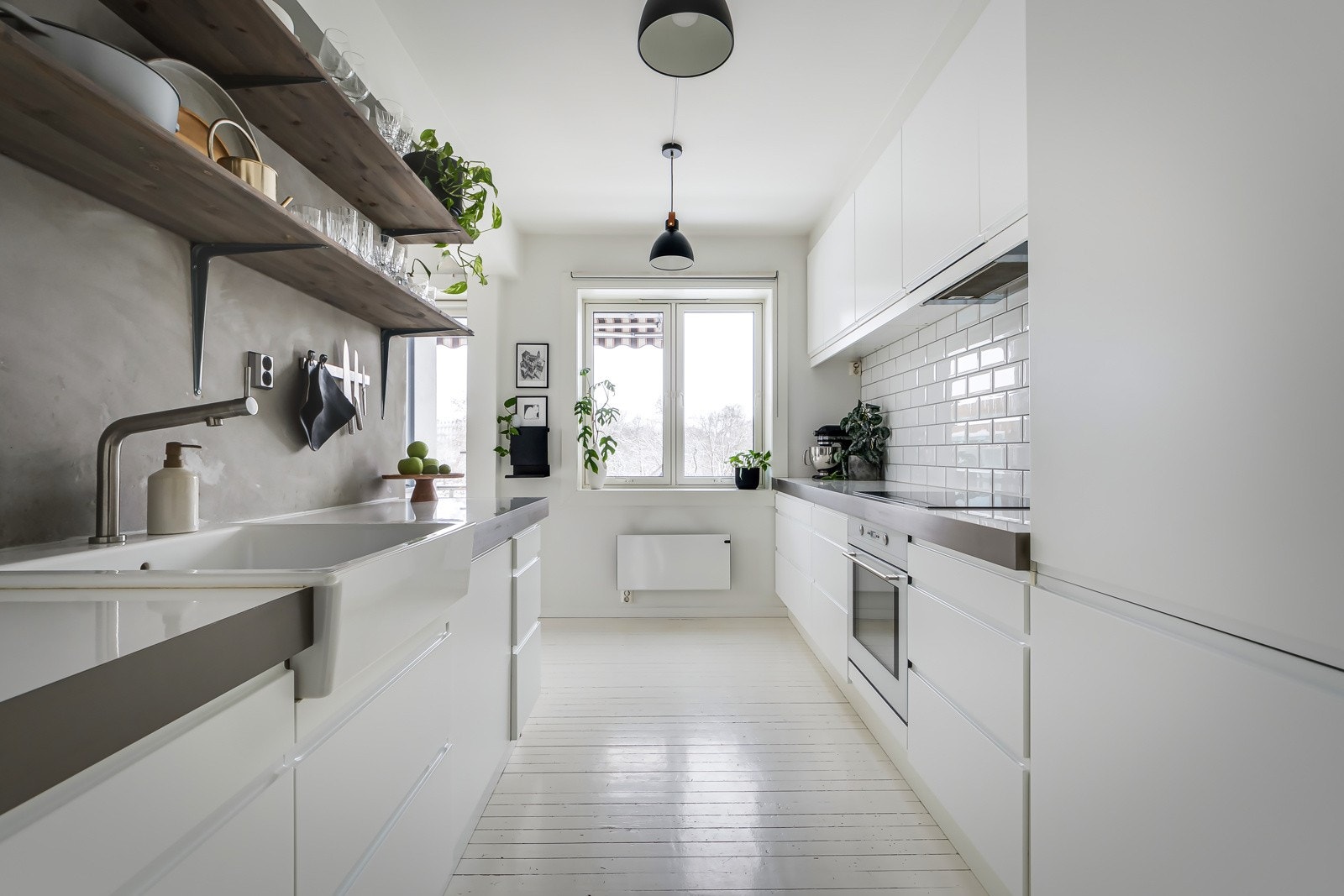 Både fint og praktisk med dekorative vegghyller på den ene veggen. Galleribilde