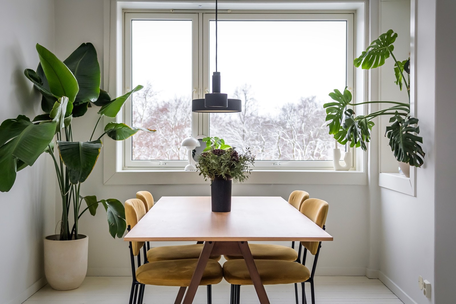 De store vindusflatene, mot to himmelretninger, slipper inn rikelig med naturlig lys. Alle vinduene i leiligheten var nye i 2016, og det er dype vinduskarmer som er perfekte for planter og dekor. Galleribilde