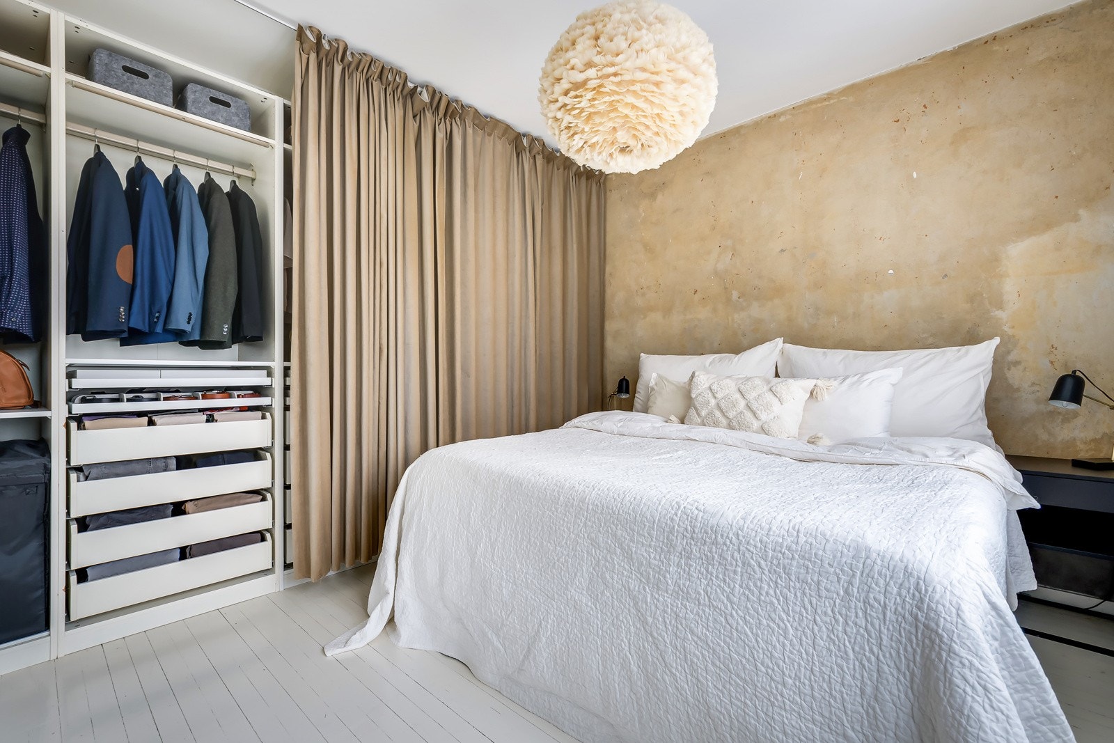 Ekstremt god oppbevaringsplass i garderobevegg på hele 4 meter, fint skjult bak det fløyelsmyke forhenget. Galleribilde