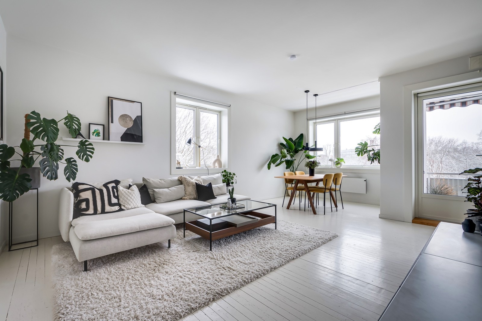 Stuen er det naturlige oppholdsrommet i leiligheten og er et stort og fantastisk flott rom. Galleribilde