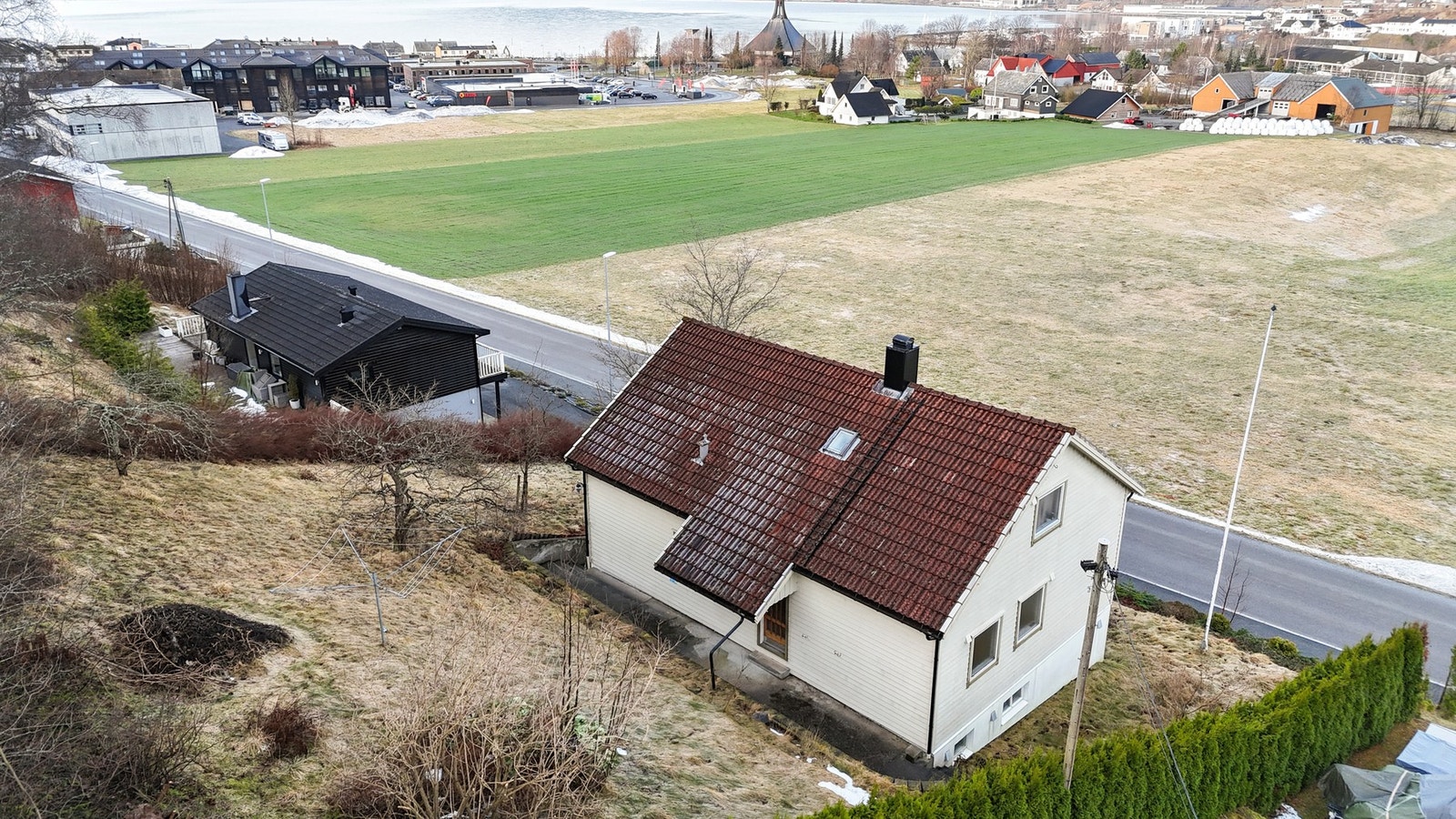 Fra boligen er det gangavstand til alle sentrumsfasiliteter, barnehage, barneskole og idrettsanlegg. Galleribilde