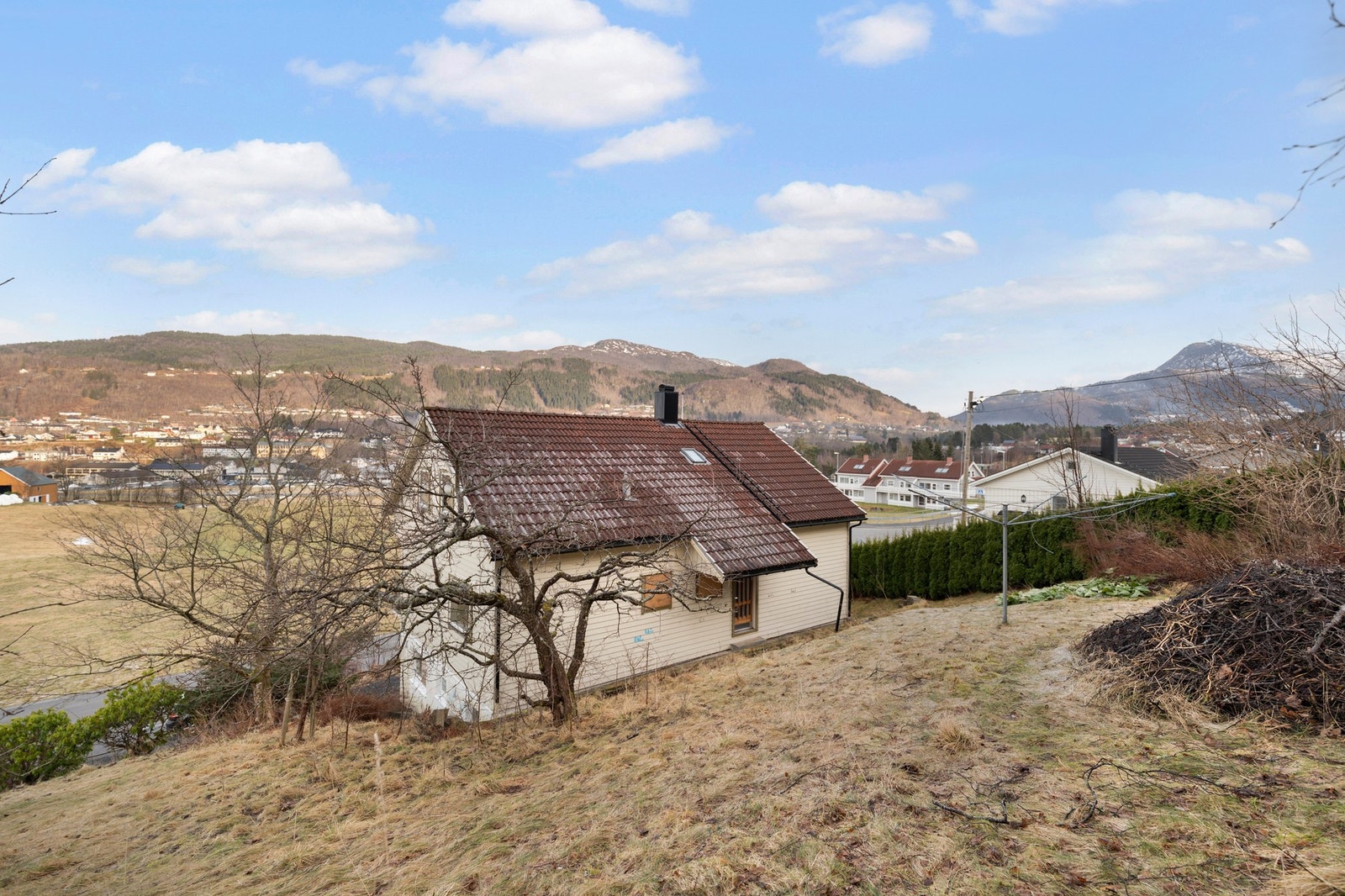 Tomten er på 978 kvm og ligger i skrående terreng. Galleribilde