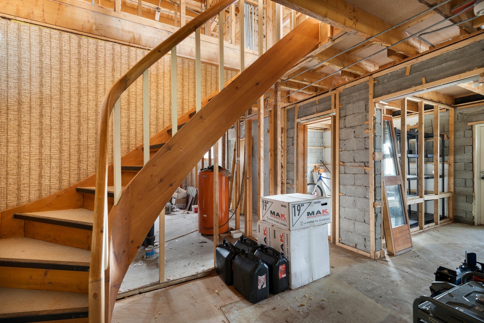 Innvendig er boligens overflater revet ned, klar for gjenoppbygging etter kjøpers smak og ønsker. Galleribilde