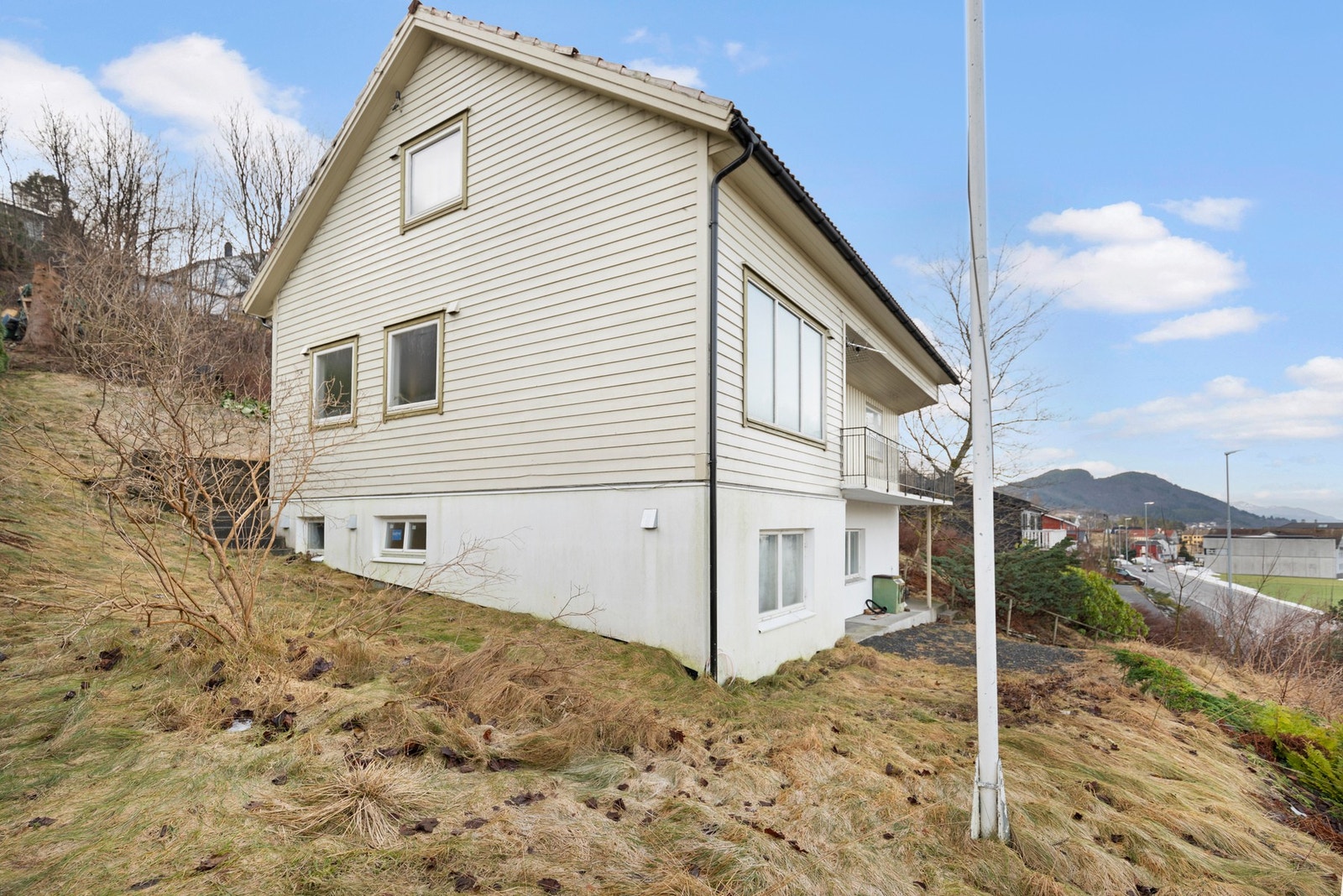 Det er foretatt oppgraderinger med nye utvendige ledninger for overvann, kloakk og vannledning frem til boligens grunnmur. Alt arbeid ble gjennomført i 2020. Galleribilde