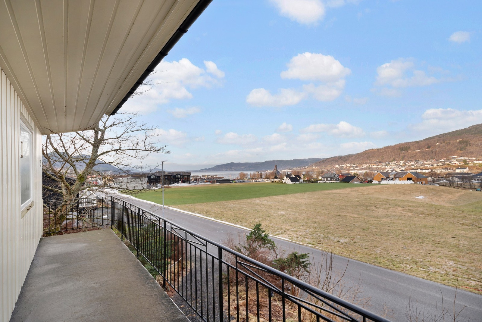 Fra balkongen er det flott utsikt og sol til sent på kveld midtsommers. Galleribilde