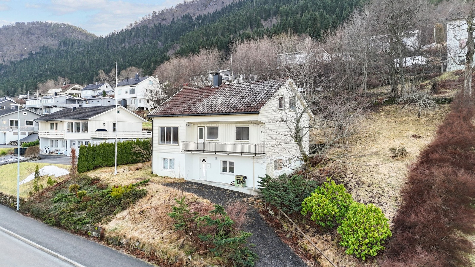 Dette er en eldre enebolig over tre plan med svært sentral beliggenhet. Galleribilde