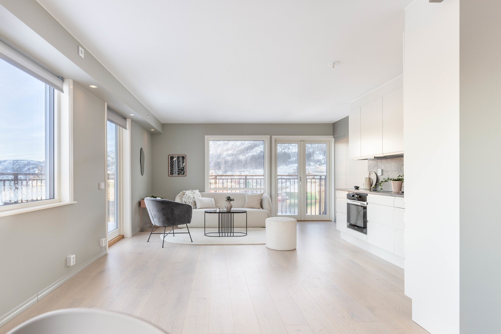 De store vinduene rammer pent inn vakre utsikten, og sørger samtidig for å fylle rommet med det herlige naturlige lyset. Galleribilde