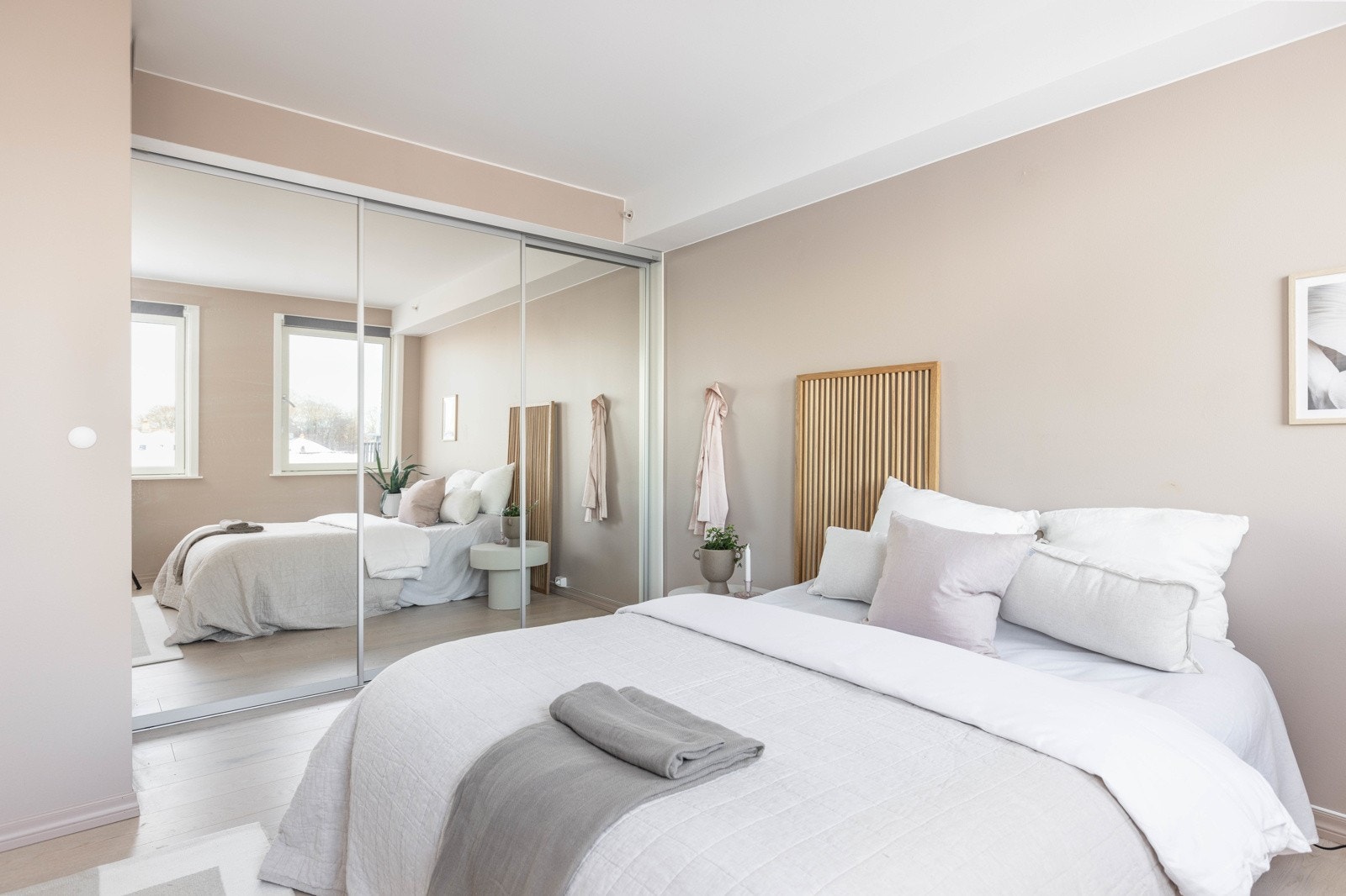 Det er rikelig med oppbevaringsplass til tøy i garderobeskapet med speilfronter. Galleribilde