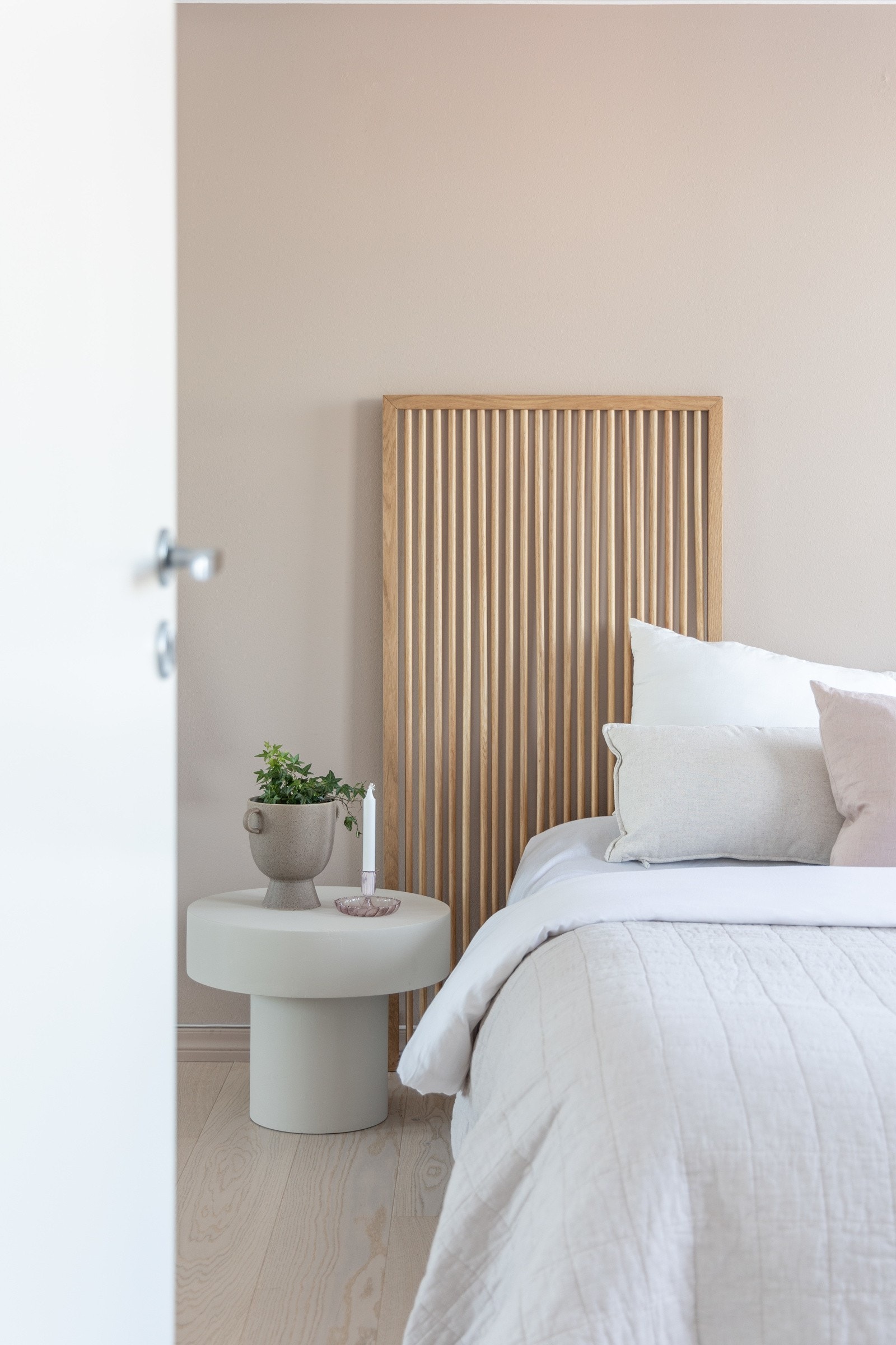 Soverommet holder god størrelse, og det er god plass til å innrede med ønsket sengestørrelse og annet passende møblement. Galleribilde