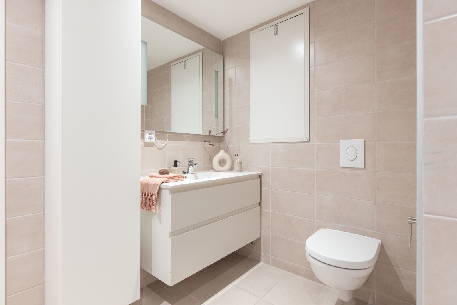 Det er ett-greps servantkran og speil med belysning. Galleribilde