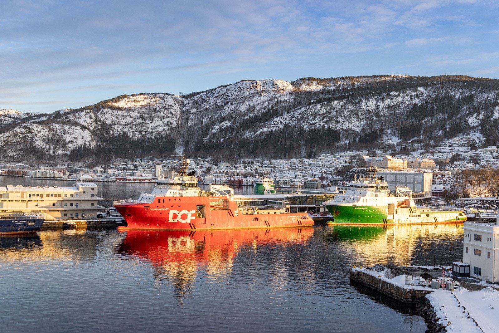 Den ene balkongen er nordøstvendt og måler 2,5 m². Dette er stedet hvor du kan nyte en kopp kaffe på morgenen og se byen våkne til liv. Galleribilde