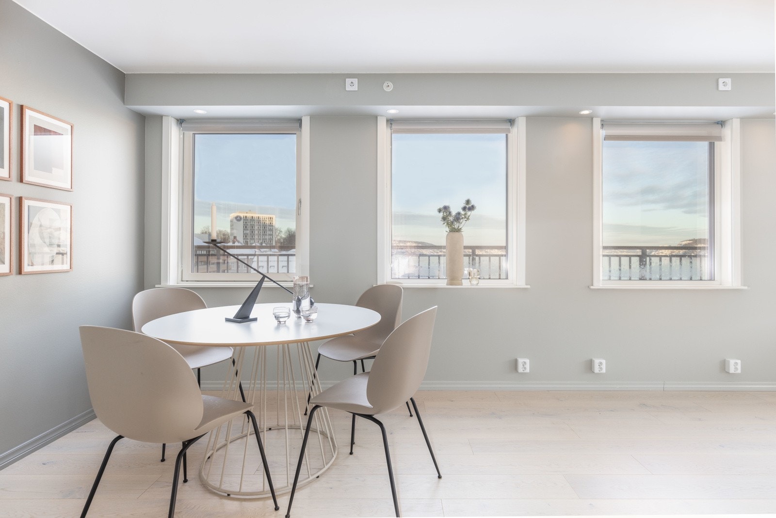 Gangen leder videre inn til boligens åpenbare flotteste rom - stuen med den åpne kjøkkenløsningen. Galleribilde