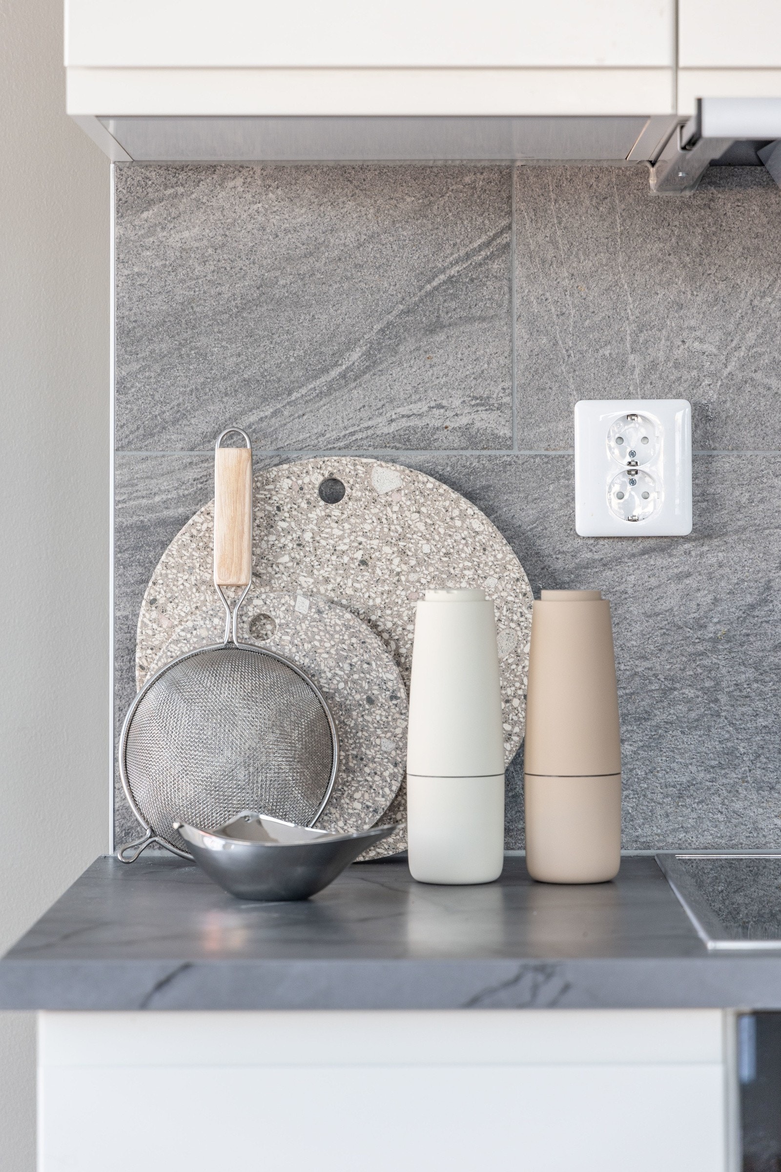 Det er pent innredet med lyse, slette fronter, og en mørk, marmorert benkeplate i laminat. Galleribilde