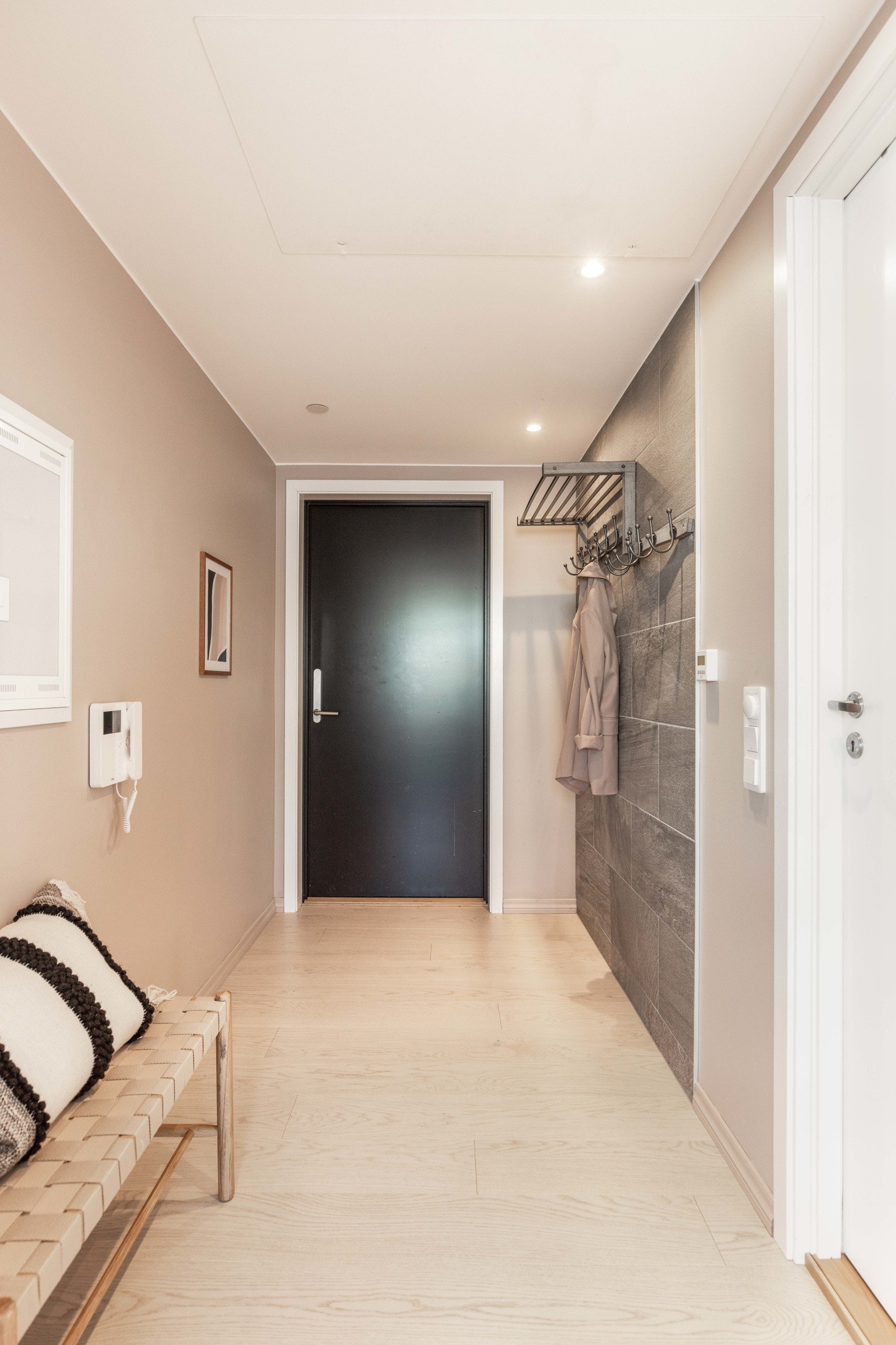 Veggene er malt i fargen Rustic pink, gulvet er belagt med en lys en-stavs parkett og himlingen er lysmalt og har spotter. Galleribilde