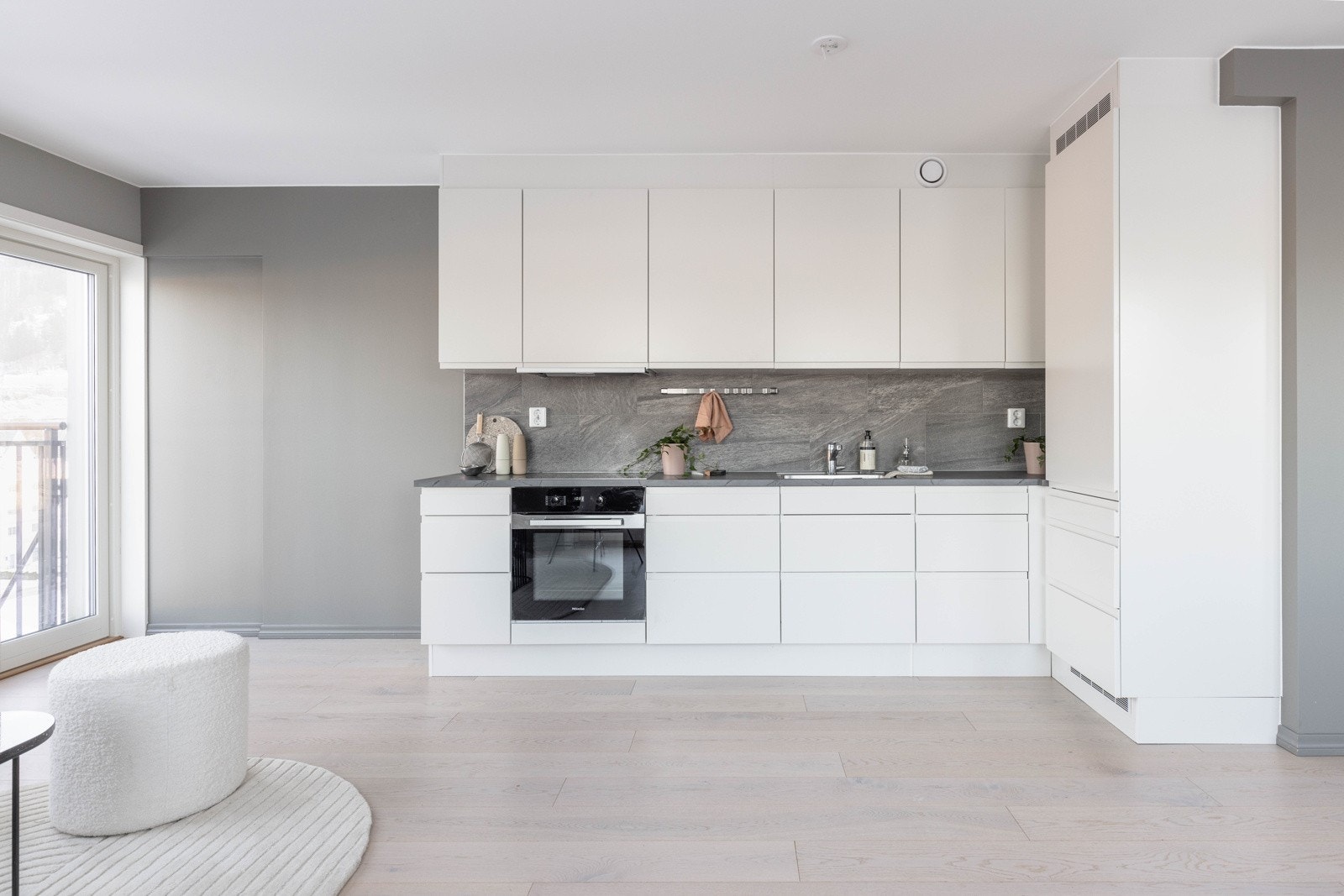 Leilighetens kjøkken er levert av HTH og er av modellen HTH Next. Galleribilde