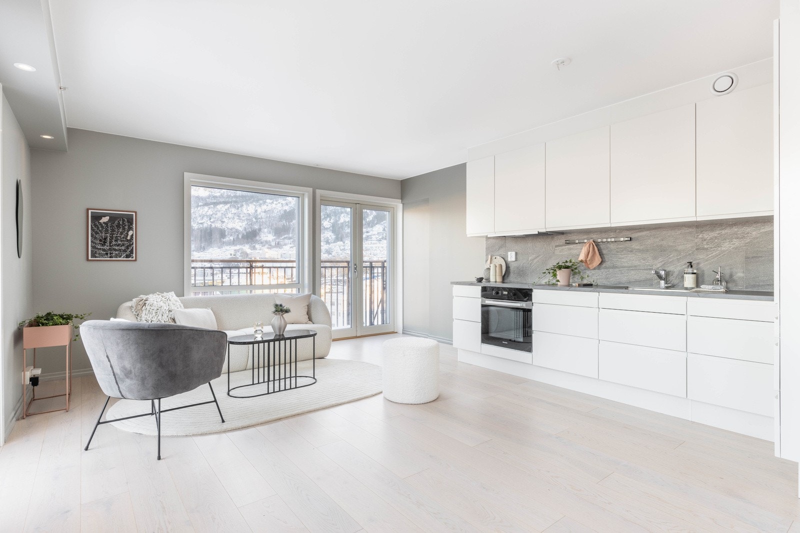 Den åpne løsningen med kjøkkenet forsterker den gode romfølelsen ytterligere. Galleribilde