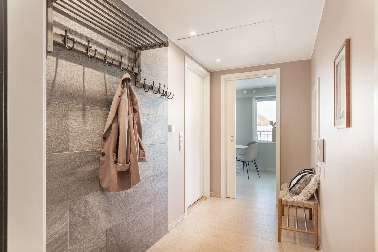 Førsteinntrykket er lyst og innbydende, noe som går igjen i alle rom. Det er plass til knagger til oppheng av yttertøy Galleribilde